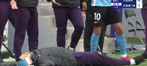 三亿体育体育官方-天津先行者遭遇三连败，主帅释疑队内问题或导致输球