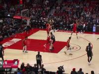 三亿体育体育平台-开拓者主场功败垂成，利拉德倒钩打铁