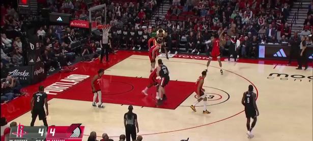 三亿体育体育平台-开拓者主场功败垂成，利拉德倒钩打铁