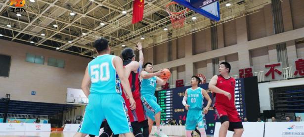 三亿体育体育官方登录入口-双方球队鏖战，篮球比赛悬念重重