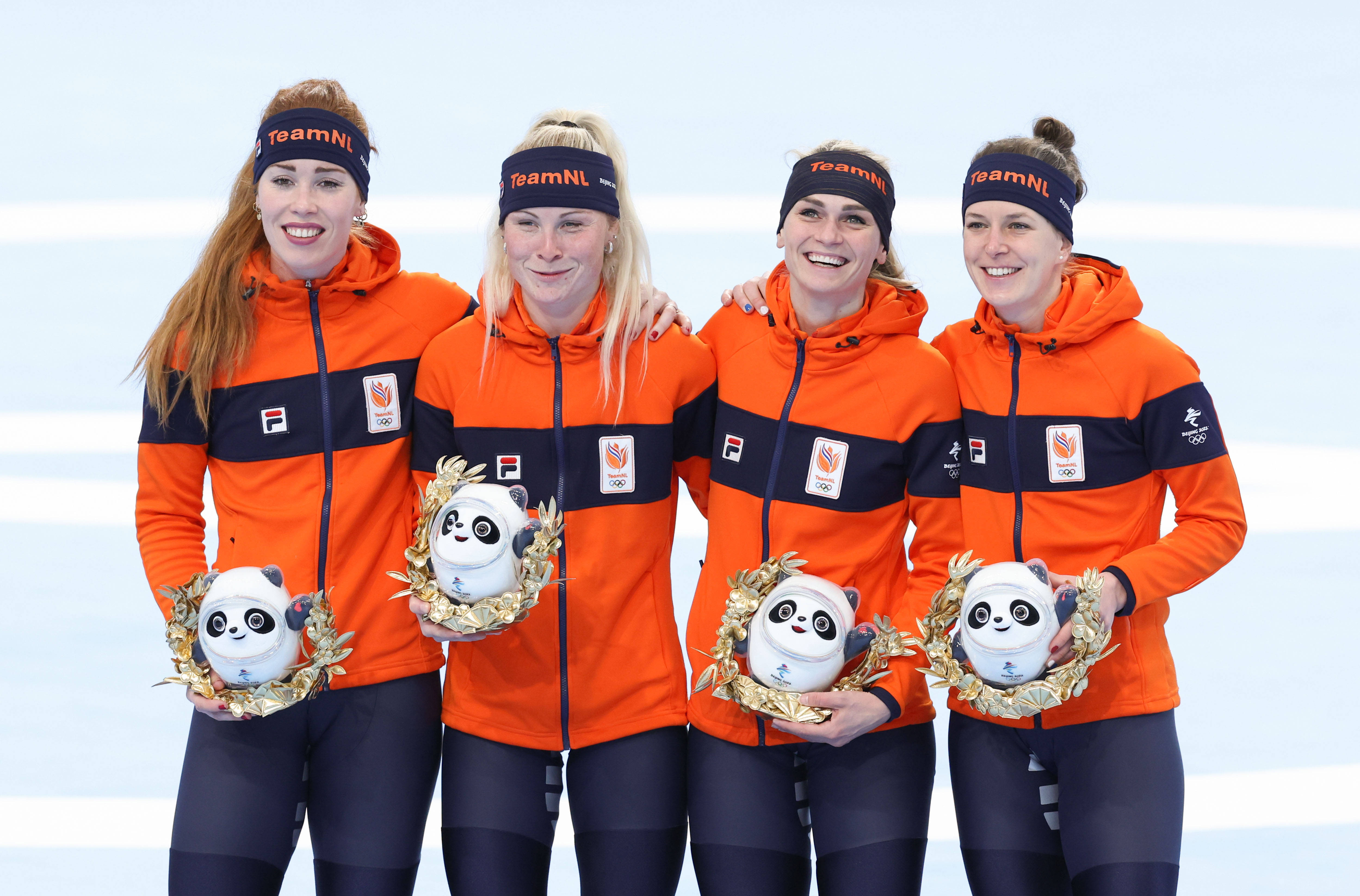 追逐胜利：女队高效进攻展现实力，夺魁在望