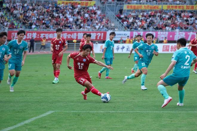 球员们在赛场上拼尽全力，为胜利而战