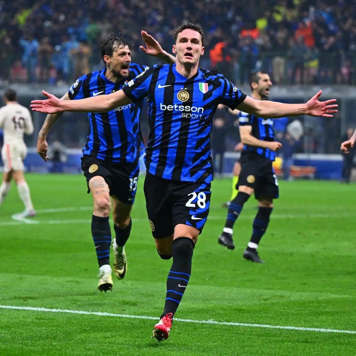 阿贾克斯客场逆转，晋级欧冠四强