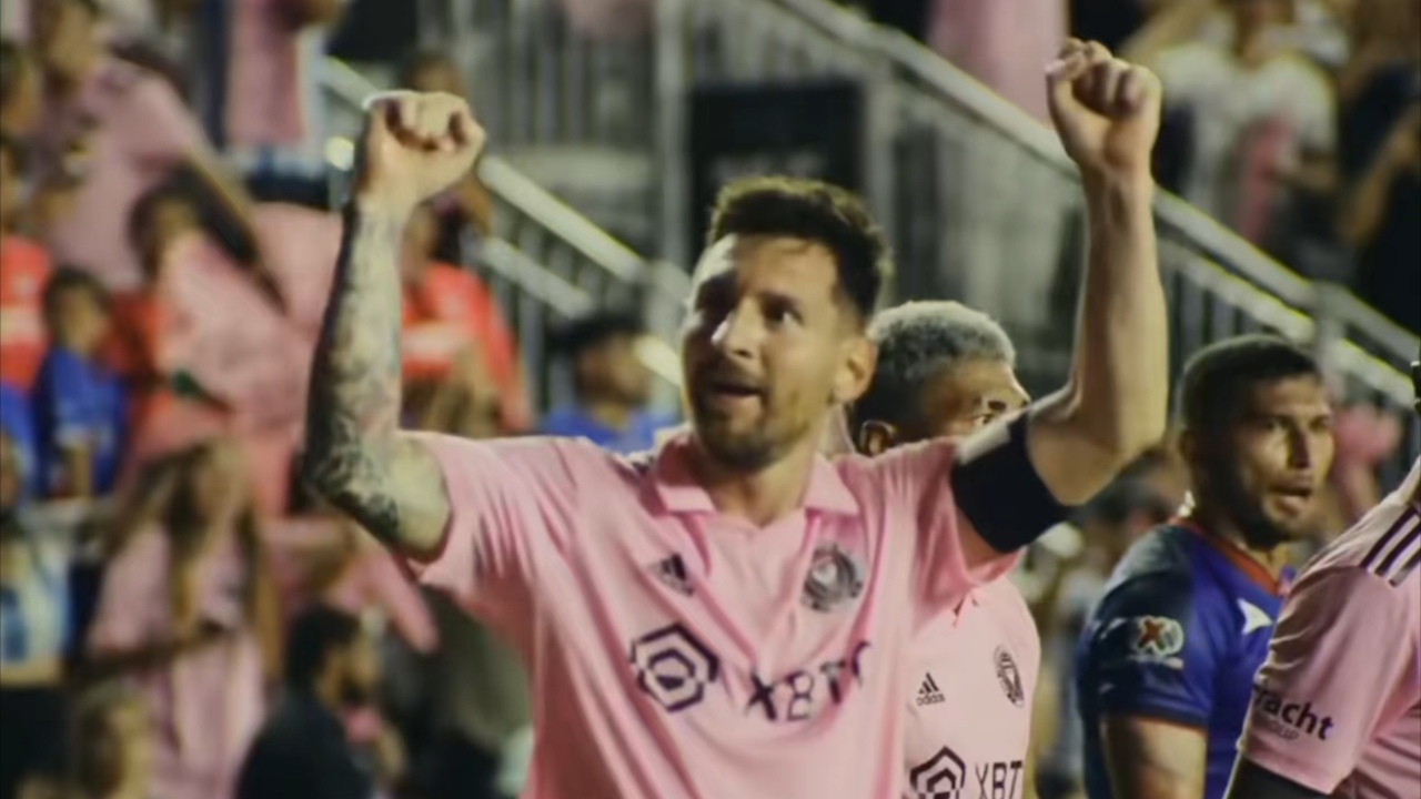 梅西绝杀对手全队欢庆重要胜利