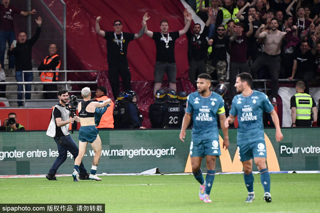 包含里昂主场连续不胜，欧战席位岌岌可危的词条