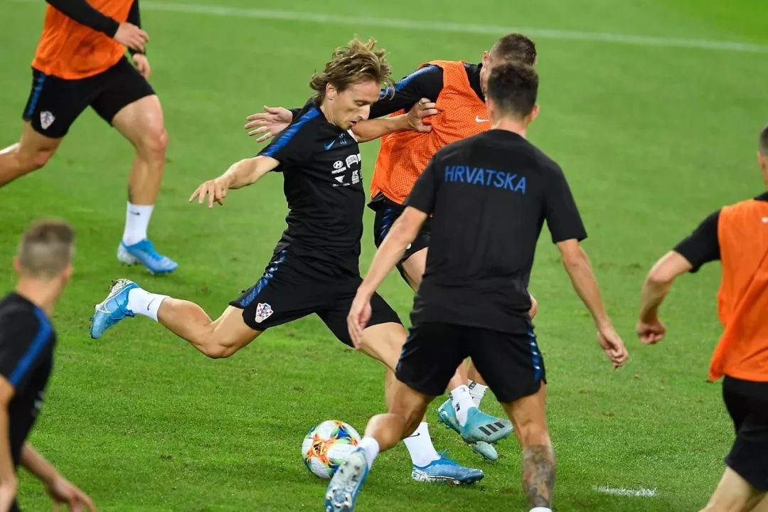 关于斯洛伐克主场胜立陶宛，提升排名的信息