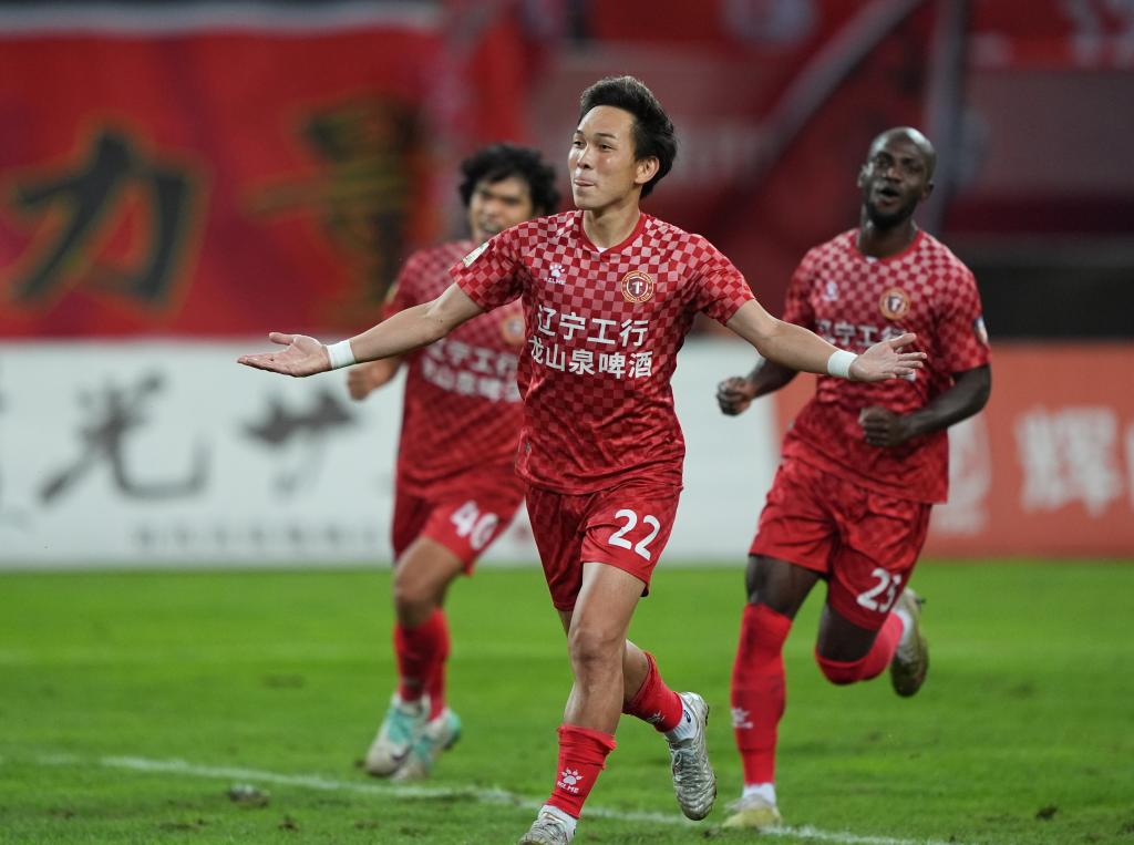 沈阳东进队员拼尽全力,抢回一城 沈阳东进队员拼尽全力,抢回一城