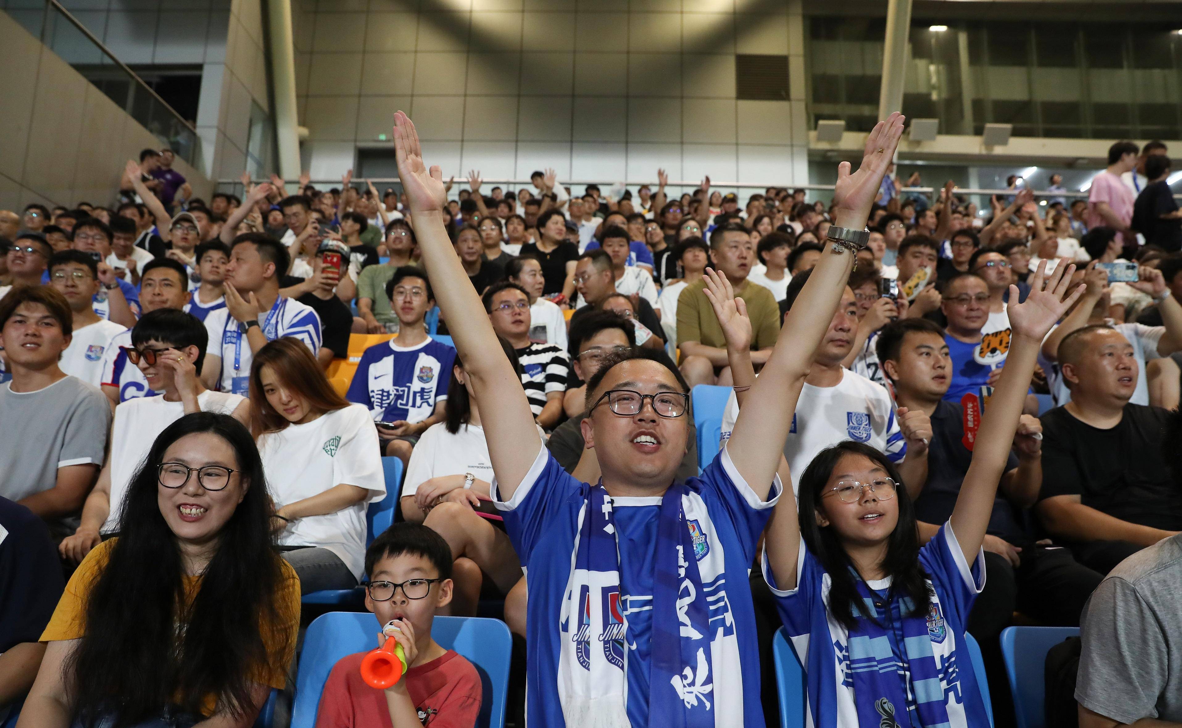 精彩瞬间连连，球迷为球队场场为之欢呼的简单介绍