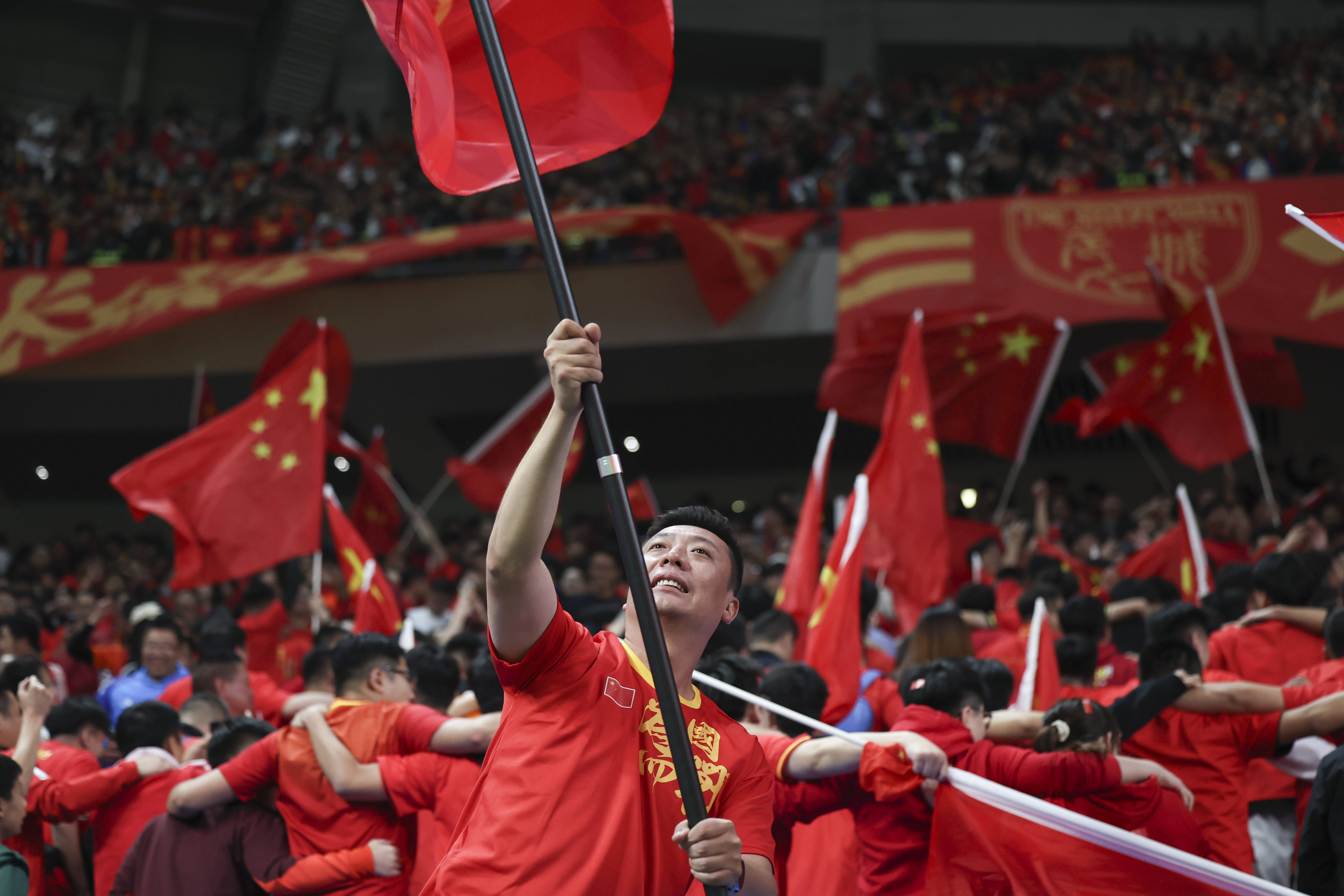 关于足球赛场上的胜利之战，哪一队能够笑到最后的信息