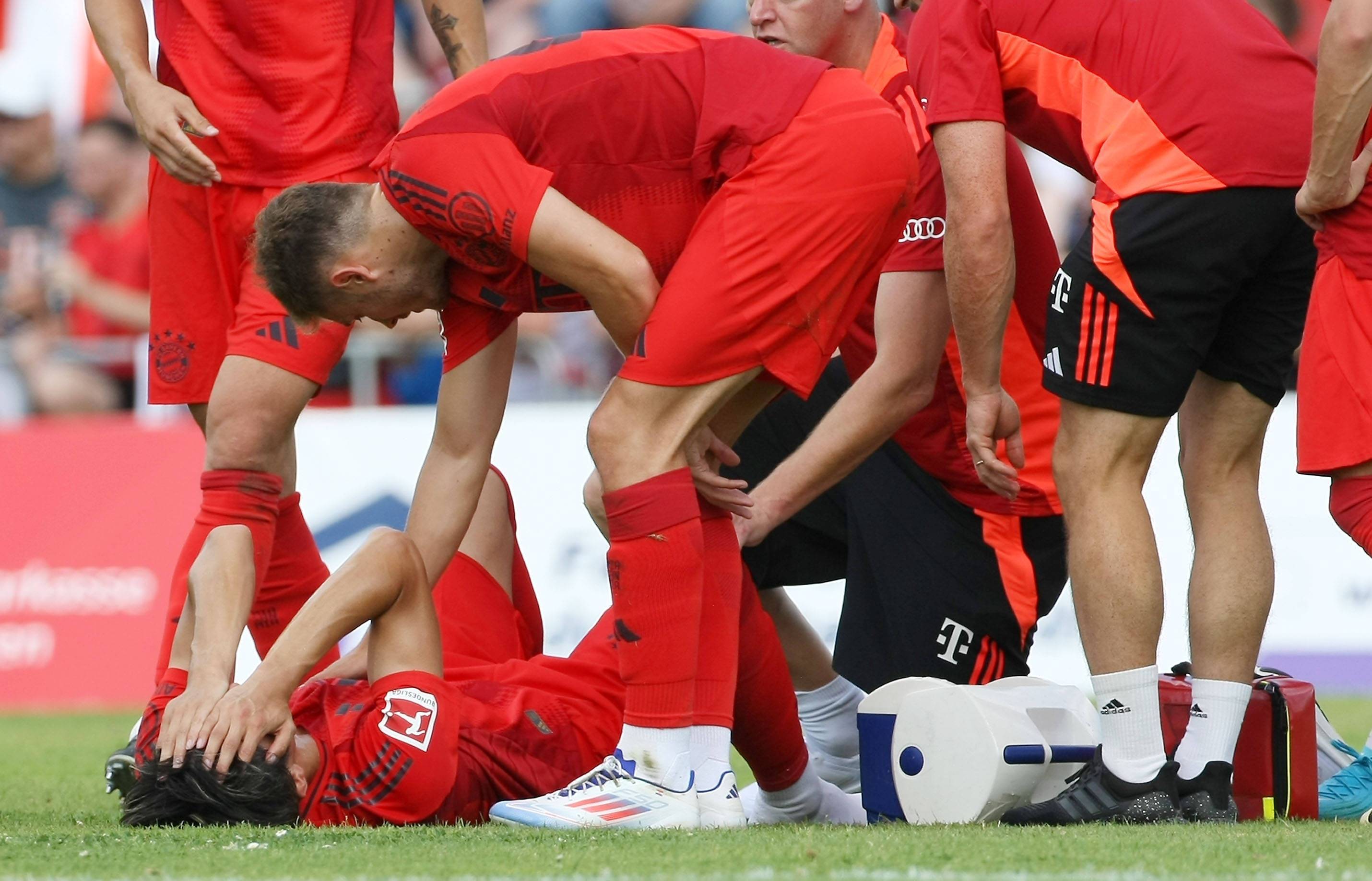 关于拜仁中场意外伤退，球队实力受损的信息