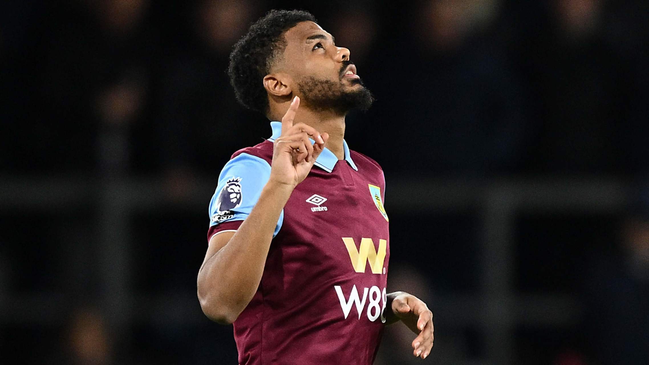 南非足球队斩获胜利，冲刺冠军之路