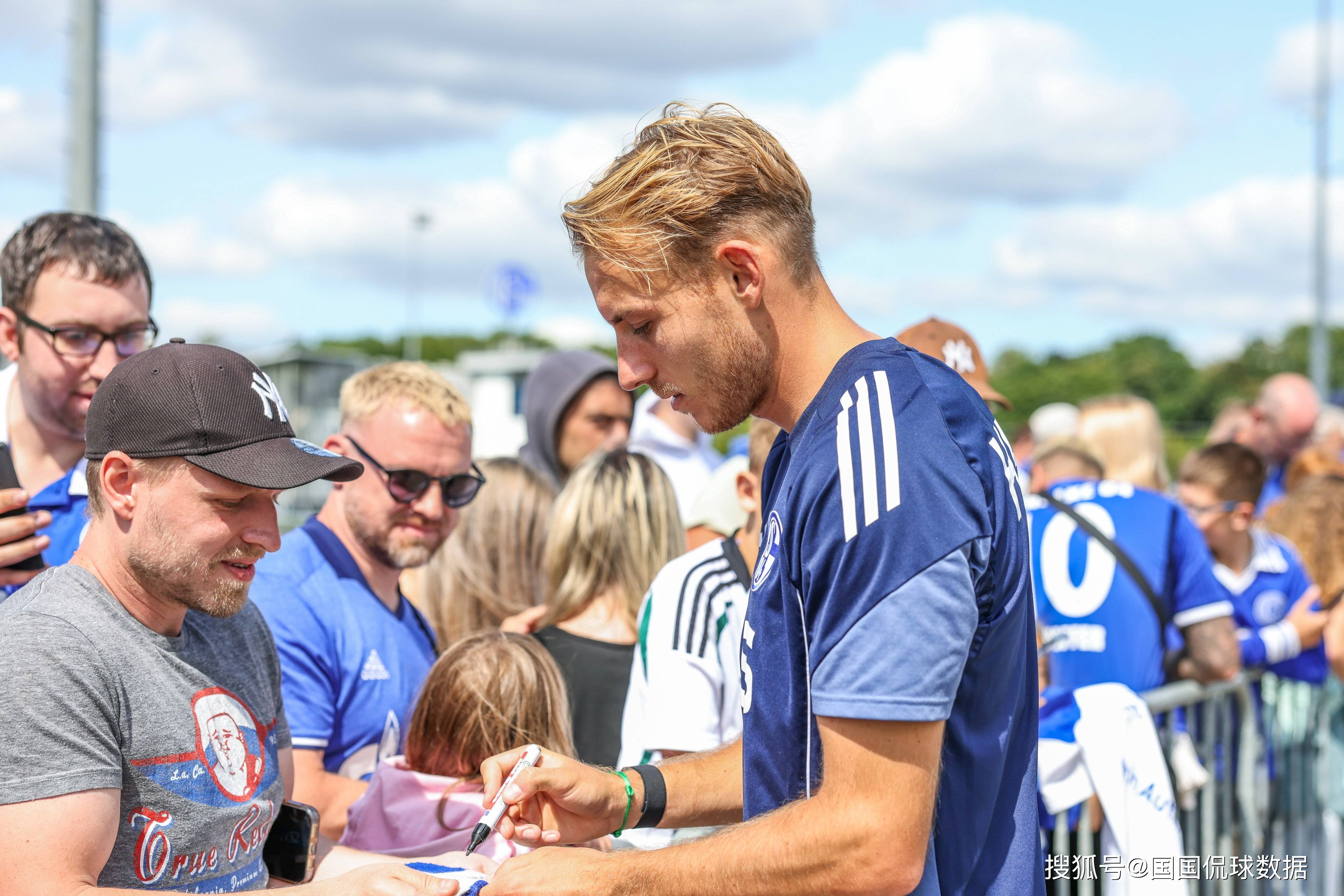 包含沙尔克球员现实状态出色，有望创造佳绩的词条