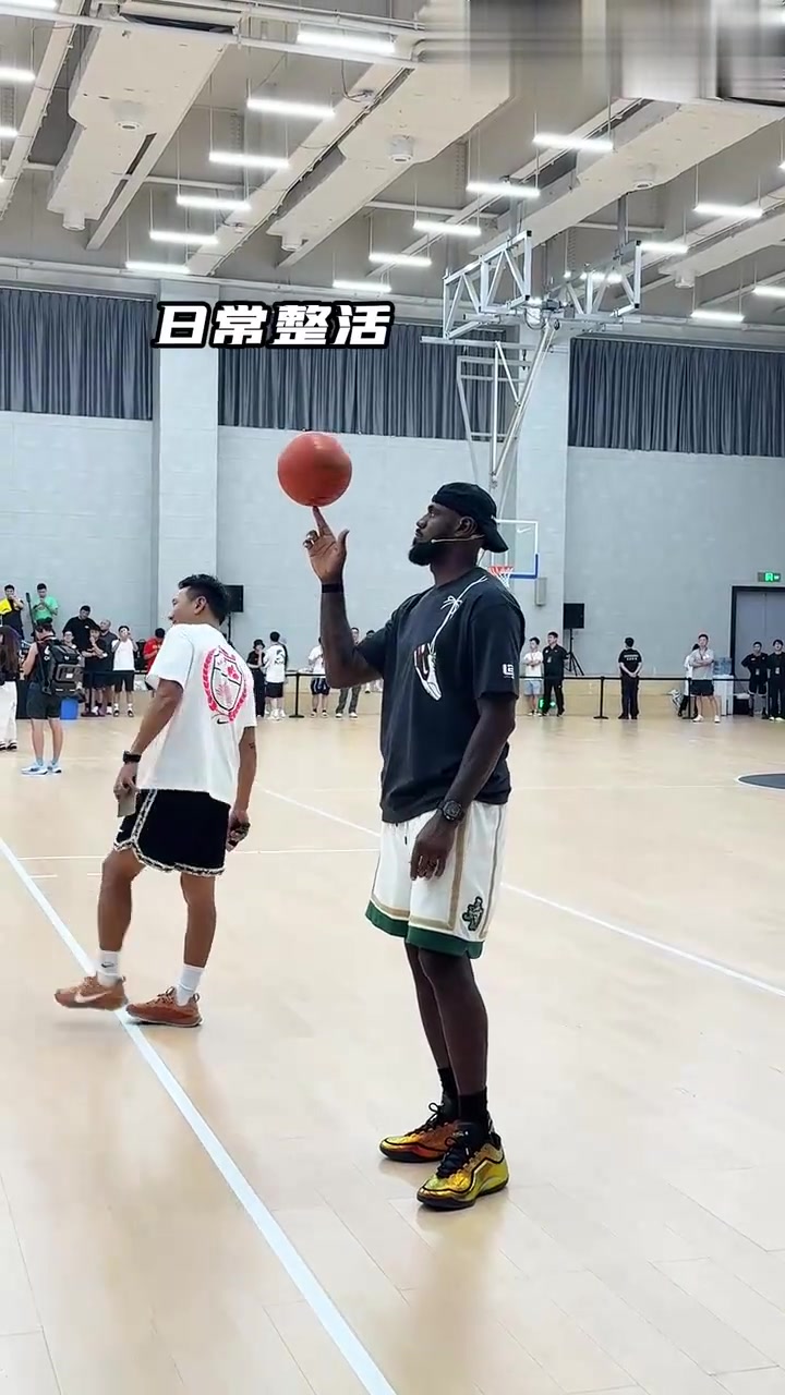 大卫-詹姆斯再次带领球队逆袭取胜，展现领袖风范的简单介绍