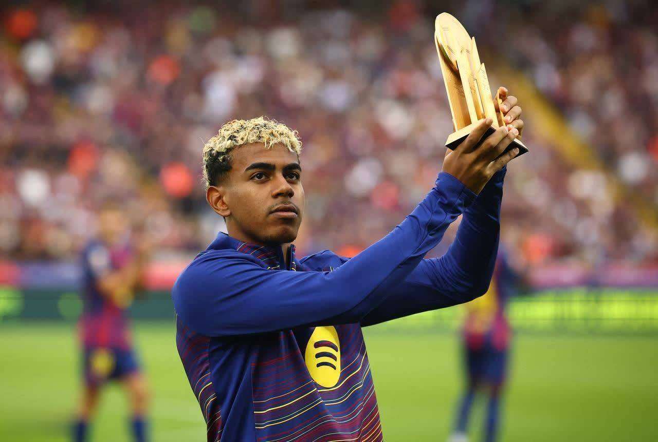 皇马逆转巴萨登顶西甲榜首，梅西怒批裁判失误导致比赛失利