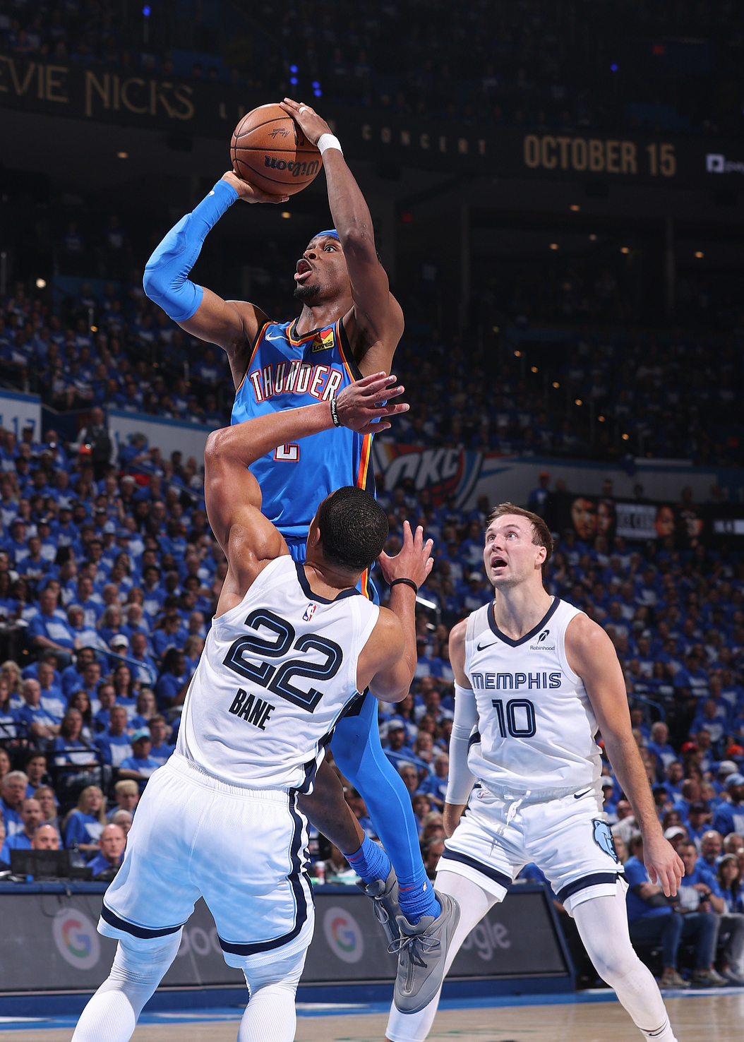 俄克拉荷马雷霆队勇夺连胜，篮球战绩飙升高居榜首的简单介绍