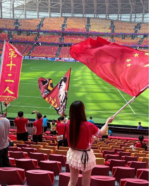 女子足球赛场上体现出不同风格，引起球迷热议