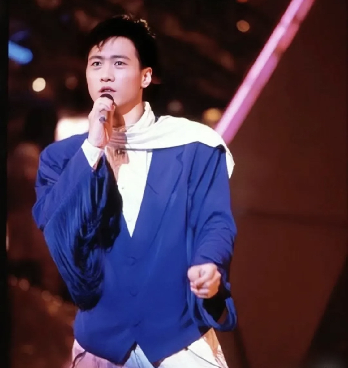 斯图加特新秀崭露头角,年轻球员表现耀眼,引人瞩目的简单介绍 斯图加特新秀崭露头角,年轻球员表现耀眼,引人瞩目的简单介绍