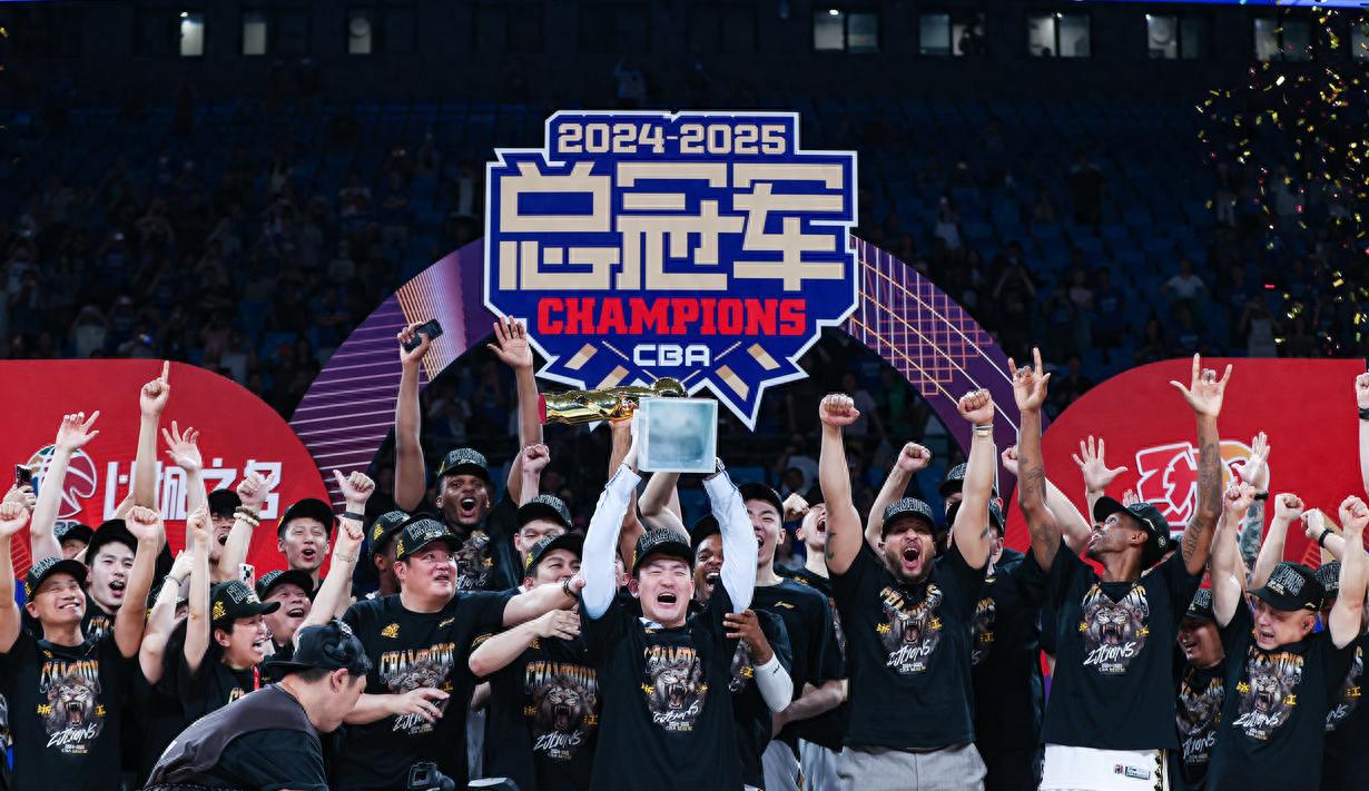 客场作战全取三分，球队强势夺冠，冲劲劲守的简单介绍